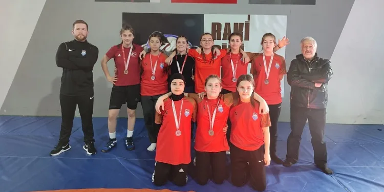 Yalova Belediyespor Kız Güreş Takımı’ndan büyük başarı