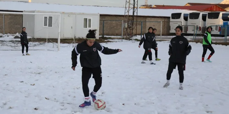 Van Büyükşehir Belediyespor Kadın Futbol Takımı, yeni sezona hazır