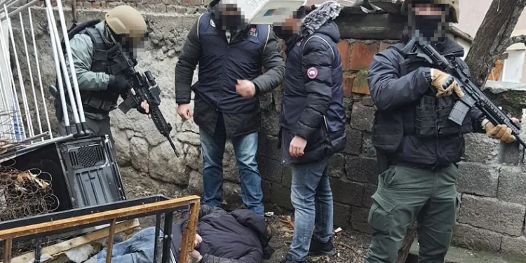 Kırmızı bültenle aranan DEAŞ üyesi yakalandı