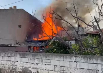 İzmir’de müstakil ev yangını