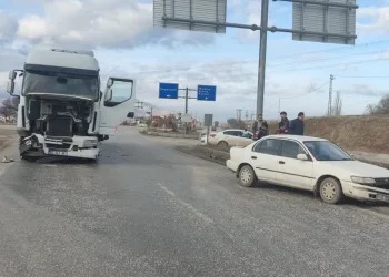 Kamyon ile otomobil çarpıştı: 1 yaralı