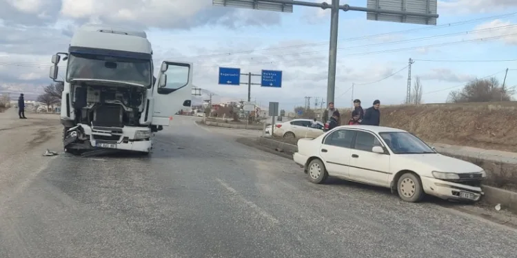 Kamyon ile otomobil çarpıştı: 1 yaralı