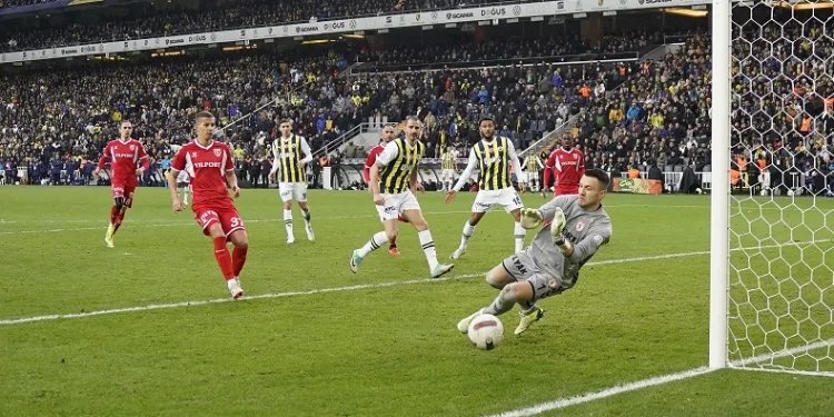 Fenerbahçe evinde 3. kez puan kaybetti
