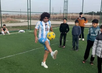 Maradona’ya benzerliği ile herkesi şaşırtıyor