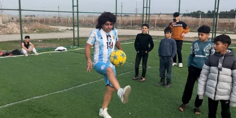 Maradona’ya benzerliği ile herkesi şaşırtıyor