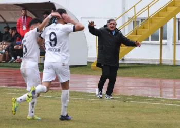 Yılmaz Vural yönetimindeki Menemen FK, zirveye oynuyor