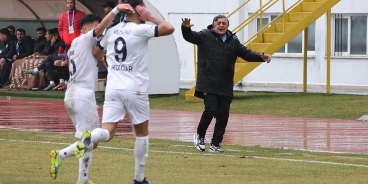Yılmaz Vural yönetimindeki Menemen FK, zirveye oynuyor