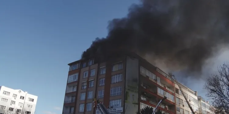 Ankara’da çatı yangını kontrol altına alındı