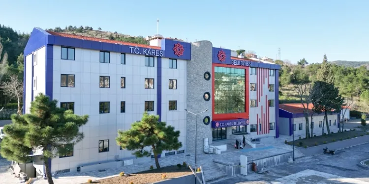 Karesi belediyesi yeni binasına taşındı