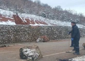 Karayoluna düşen kaya parçaları trafiği aksattı