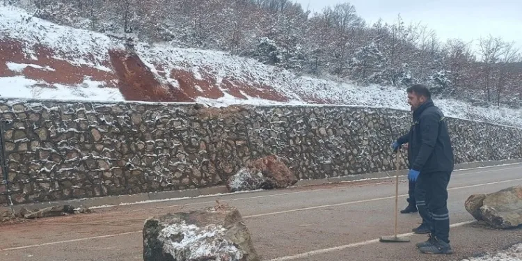 Karayoluna düşen kaya parçaları trafiği aksattı