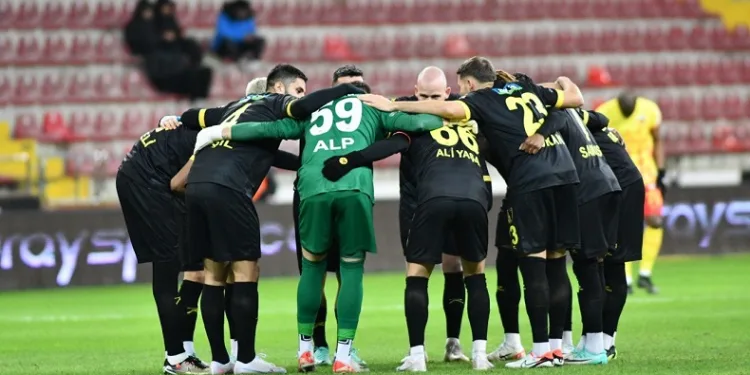 İstanbulspor’da Osman Zeki Korkmaz, galibiyetle başladı