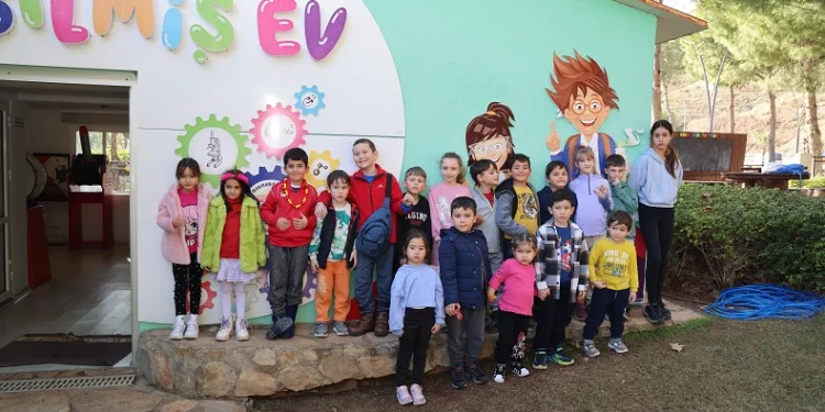 Marmaris’te bilim parkında tatil şenliği