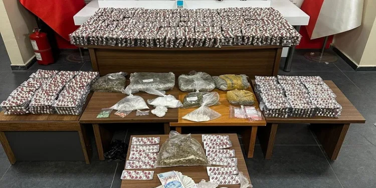Fatih’te şüphe üzerine durdurulan şahsın üzerinden uyuşturucu madde çıktı