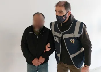 Evine gelip eşini rahatsız edeni bıçakladı
