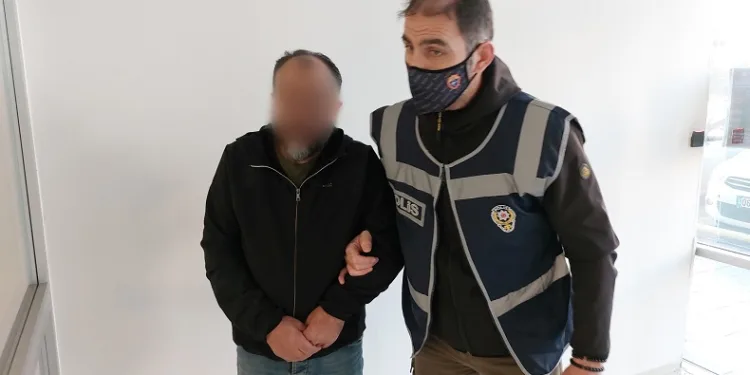 Evine gelip eşini rahatsız edeni bıçakladı