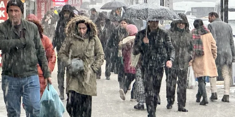 Yüksekova’da kar yağışı