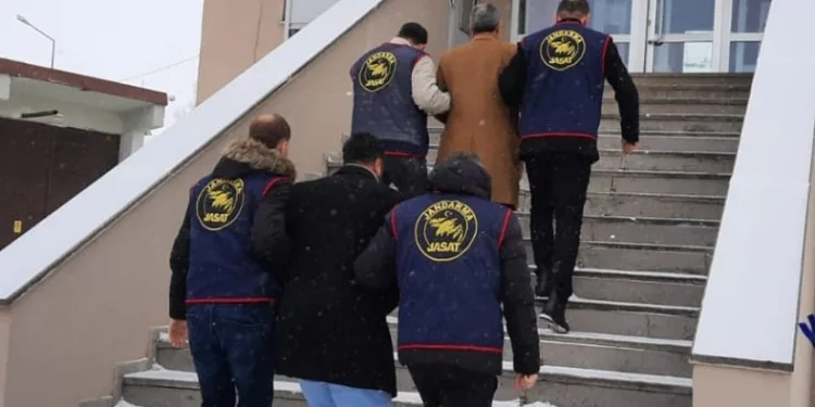 Kasten adam öldürme suçundan aranan 2 şüpheliyi jandarma yakaladı