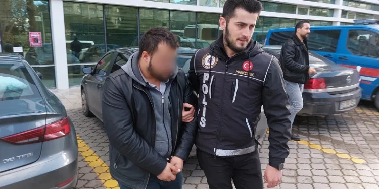 Uyuşturucu ticaretine 1 tutuklama, 1 ev hapsi