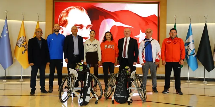 Antalya Büyükşehir Belediyesi’nden engelli milli sporculara ekipman desteği