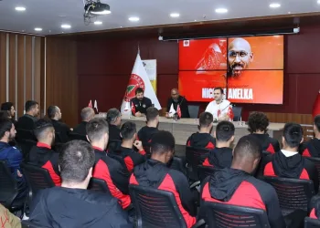 Anelka, Ümraniyespor teknik heyeti ve futbolcularla buluştu