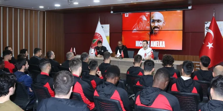 Anelka, Ümraniyespor teknik heyeti ve futbolcularla buluştu