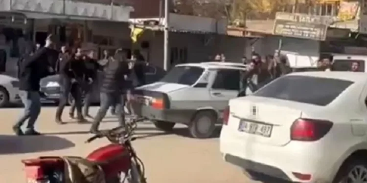 Şanlıurfa’da kavga eden 2 grubu polis havaya ateş açarak ayırdı