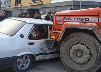 Hafriyat kamyonu ile otomobil çarpıştı