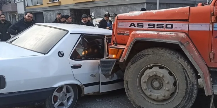 Hafriyat kamyonu ile otomobil çarpıştı
