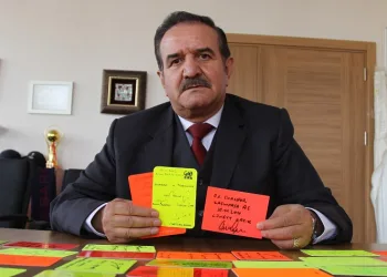 Hakemlerin kartlarından koleksiyon yaptı