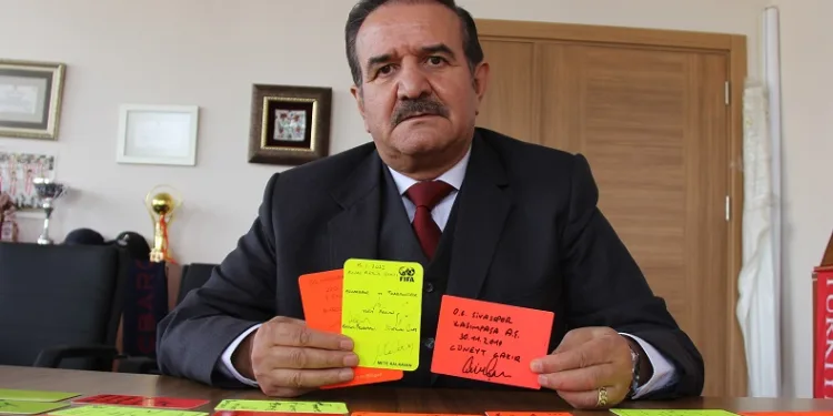 Hakemlerin kartlarından koleksiyon yaptı