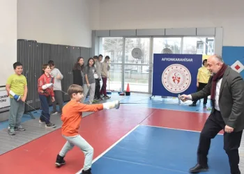 Taekwondo ve eskrim sporcuları yarıyıl tatilini verimli geçiriyor