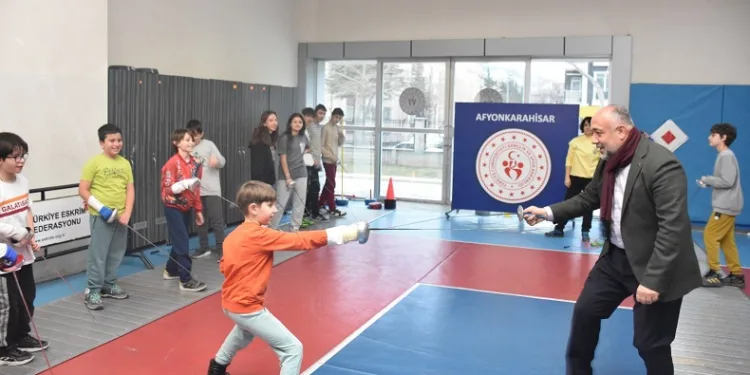 Taekwondo ve eskrim sporcuları yarıyıl tatilini verimli geçiriyor