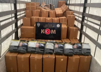 Tırın dorsesinden kaçak tütün ele geçirildi
