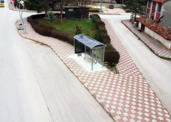 Zile’de otobüs durakları yenilendi