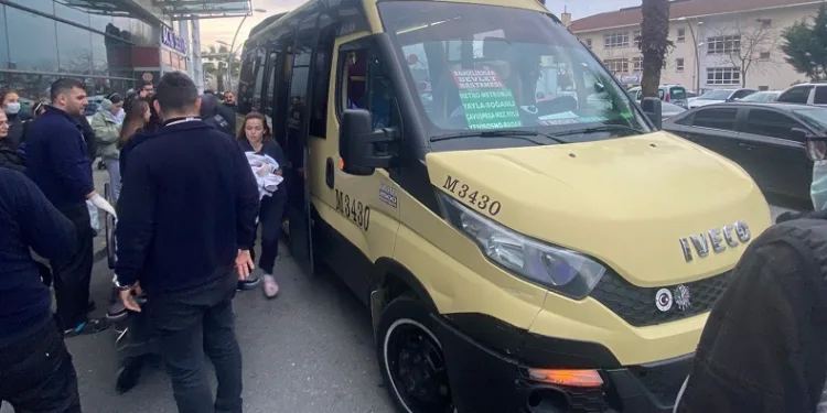 Hastaneye kontrole giderken minibüste doğum yaptı