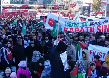 Soğuk havaya rağmen Filistin için yürüdüler