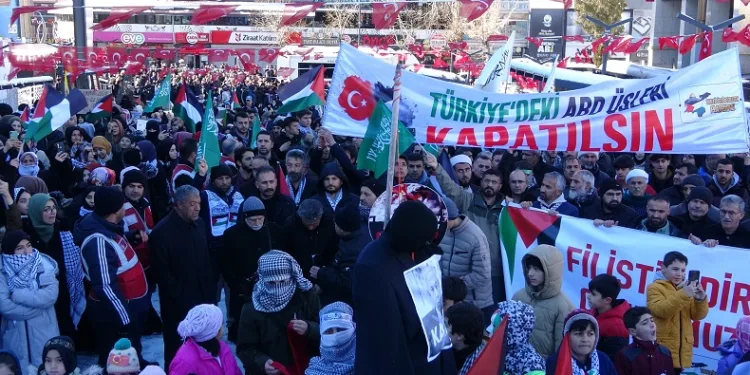 Soğuk havaya rağmen Filistin için yürüdüler