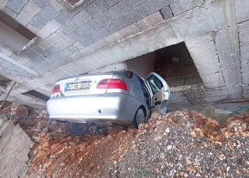 Otomobil, istinat duvarı arasındaki boşluğa düştü