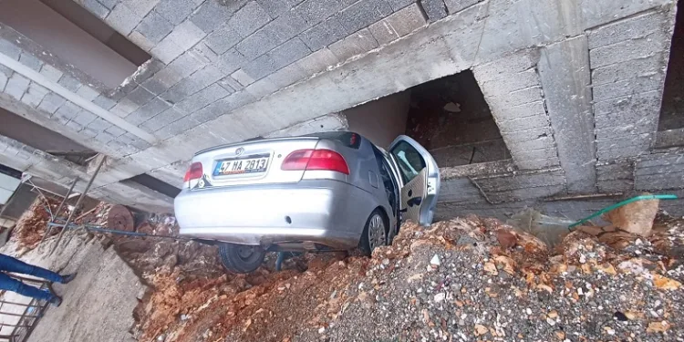 Otomobil, istinat duvarı arasındaki boşluğa düştü
