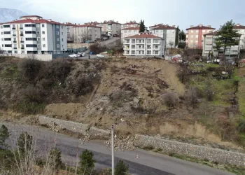 Heyelan için çekilen istinat duvarı çöktü