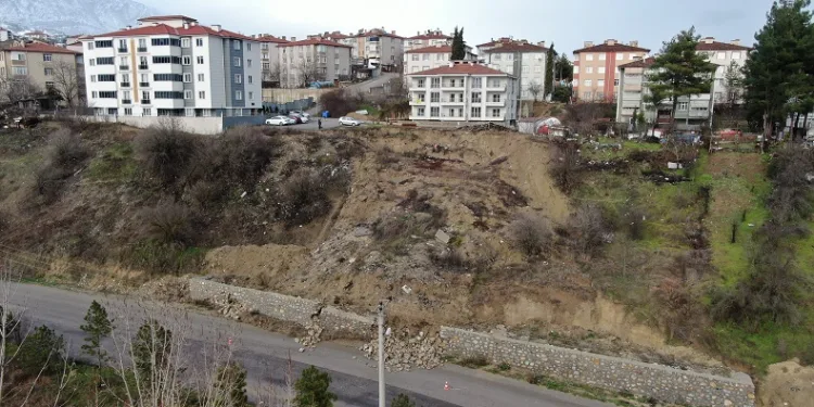 Heyelan için çekilen istinat duvarı çöktü