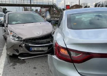 D-100’de 3 araçlık zincirleme kaza