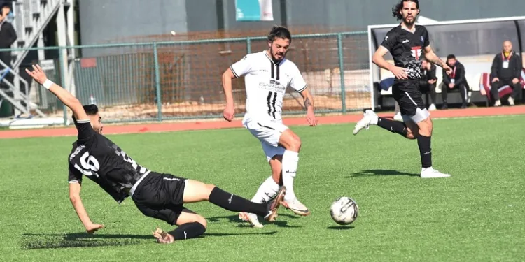 1965 Manisa Spor Kulübü şampiyonluk yarışında yara aldı