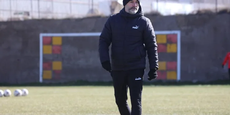 Elazığspor Teknik Direktörü Bülent Yenihayat: “Hak ettiğimiz 3 puanı aldık”