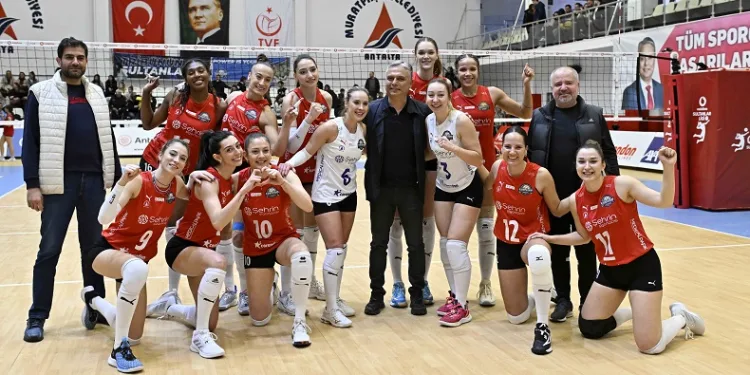 Muratpaşa Belediye Başkanı Uysal, galibiyet sevincine ortak oldu