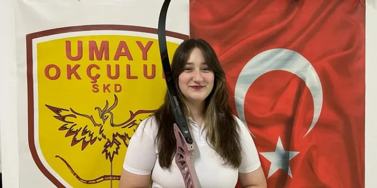 Dilara Ecem Deniz, okçuluk turnuvasında beşinci oldu