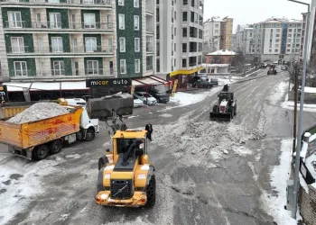 İpekyolu’nda karla mücadele devam ediyor