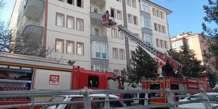 Apartman dairesinde çıkan yangın korkuttu