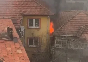 Yangında ahşap ev kullanılmaz hale geldi